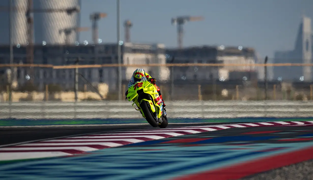 Pembalap Pertamina Enduro VR46 Marco Bezzecchi mengendarai sepeda motornya pada tes pramusim MotoGP 2024 di Sirkuit Internasional Lusail, Doha, Qatar, Selasa (20/2/2024) waktu setempat.  (Dok. Tim Balap Pertamina Enduro VR46)