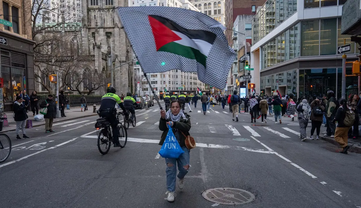 Para aktivis pro-Palestina mengambil alih jalan dalam aksi yang mereka sebut sebagai "Pemogokan Global untuk Gaza pada Hari Perempuan Internasional" pada 8 Maret 2024 di New York City. (David Dee Delgado/Getty Images North America/Getty Images via AFP)