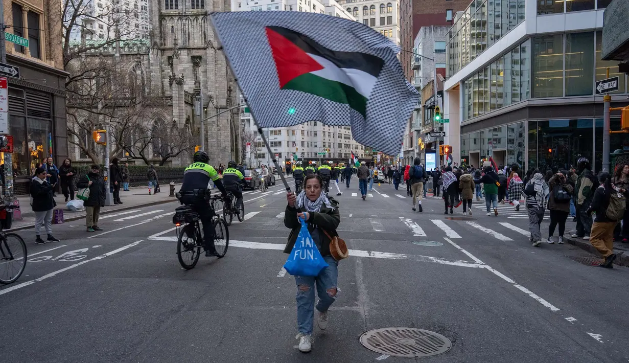 Para aktivis pro-Palestina mengambil alih jalan dalam aksi yang mereka sebut sebagai "Pemogokan Global untuk Gaza pada Hari Perempuan Internasional" pada 8 Maret 2024 di New York City. (David Dee Delgado/Getty Images North America/Getty Images via AFP)