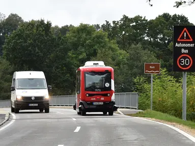 Bus tanpa sopir alias bus otonom melaju di dekat stasiun kereta api Bad Birnbach, Jerman selatan, pada 7 Oktober 2019. Dengan menggunakan tenaga listrik, bus memiliki enam tempat duduk dan dapat menampung lebih dari enam penumpang berdiri. (Christof STACHE / AFP)