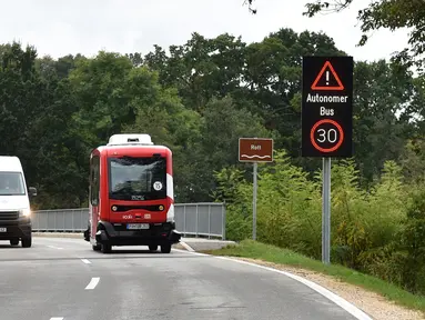 Bus tanpa sopir alias bus otonom melaju di dekat stasiun kereta api Bad Birnbach, Jerman selatan, pada 7 Oktober 2019. Dengan menggunakan tenaga listrik, bus memiliki enam tempat duduk dan dapat menampung lebih dari enam penumpang berdiri. (Christof STACHE / AFP)