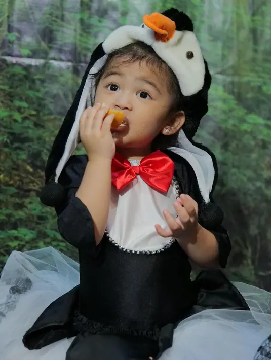 <p>Wajah Thania juga tidak kalah cantik dengan sang kakak. Oleh karena itu, netizen memuji penampilan dari anak kedua Ruben Onsu dan Sarwendah ini. [Foto: instagram.com @thaniaputrionsu]</p>