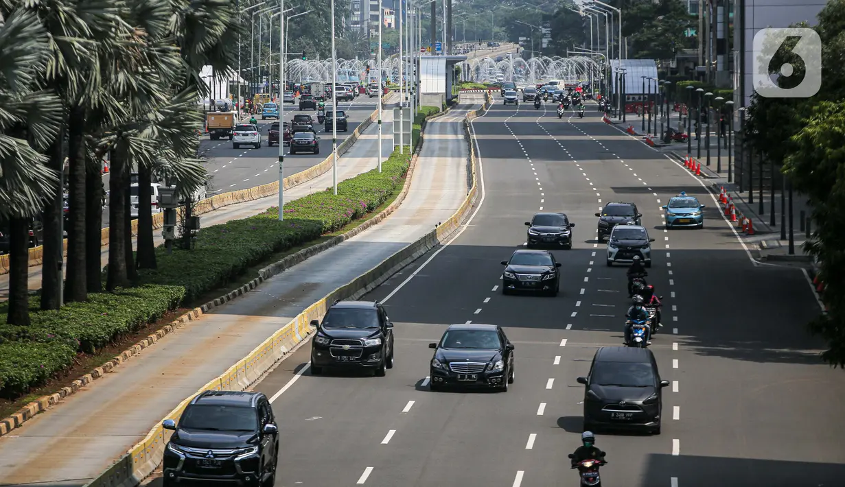 Suasana lalu lintas kawasan Jalan Thamrin, Jakarta, Selasa (22/9/2020). Kepala Dinas Perhubungan DKI Syafrin Liputo mengatakan selama sepekan PSBB Jakarta terjadi penurunan yang fluktuatif pada volume kendaraan masuk ke Ibu Kota mulai dari 5 persen hingga 19 persen.  (Liputan6.com/Faizal Fanani)