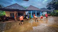 Sejumlah Relawan PKS diterjunkan ke berbagai daerah di Jawa Timur yang dilanda banjir. (Istimewa).