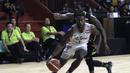 Pemain Stapac Jakarta, Kendal Yancy, berusaha melewati pemain Pacific Caesar Surabaya pada laga semi final IBL ningan, Jakarta, Jumat(8/3). Stapac unggul 872019 di GMSB Ku-66 atas Pacific. (Bola.com/Yoppy Renato)