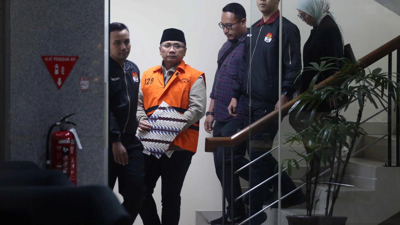 FOTO: KPK Resmi Menahan Yaqut Cholil Qoumas dalam Kasus Dugaan Korupsi Haji