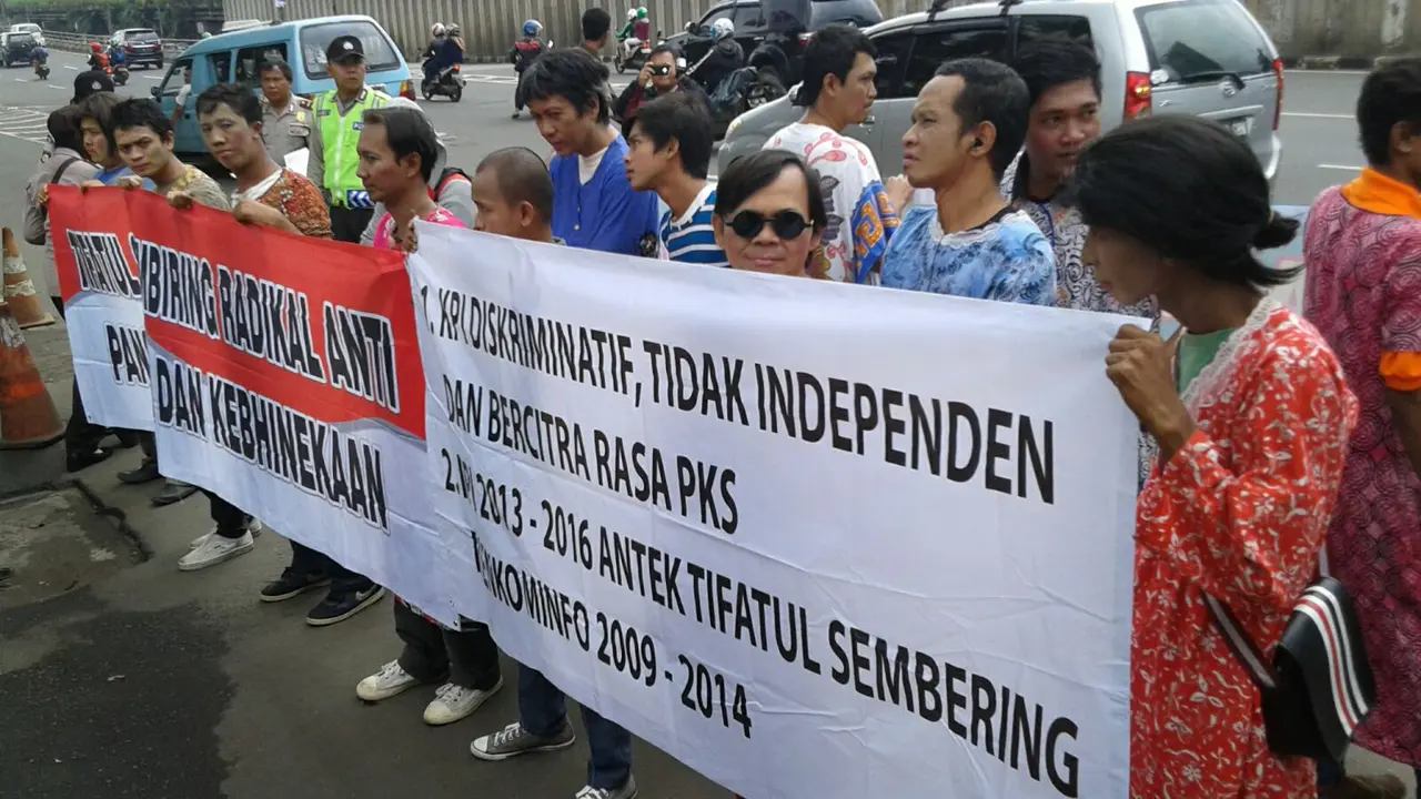 Dipicu Kicauan Twitter Tifatul, Puluhan Waria Kepung Kantor PKS  