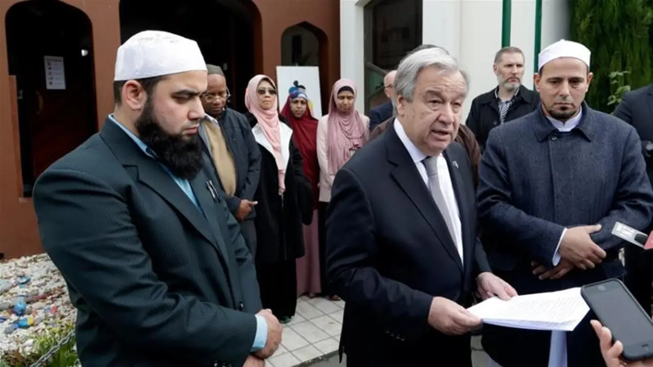 Sekretaris Jenderal PBB Antonio Guterres melakukan kunjungan simpati terhadap Muslim Selandia Baru pada Selasa, 14 Mei 2019 (AP/Mark Baker)
