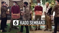 Ketika mereka sampai di pelaminan, seorang yang paling depan langsung mengalungkan rentengan kopi sachet ke pengantin pria dan wanita.