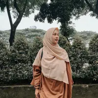 Jilbab menutup dada ini akan membuatmu tampil anggun dan menawan.&nbsp;(instagram/paula_verhoeven)