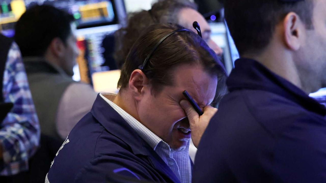 FOTO: Wajah Cemas Trader Kala Wall Street 'Kebakaran' Imbas Kebijakan Tarif Imbal Balik Donald Trump