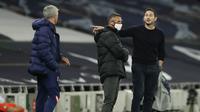 Pelatih kepala Chelsea Frank Lampard, kanan, memberi isyarat pada pertandingan putaran keempat Piala Liga Inggris antara Tottenham Hotspur dan Chelsea di Stadion Tottenham Hotspur di London, Inggris, Selasa, 29 September 2020. (Matt Dunham / Pool via AP)