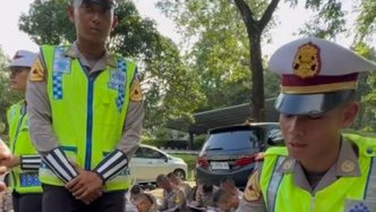Para taruna diminta untuk menjalankan simulasi di jalanan saat mereka menemui pengendara yang melakukan pelanggaran.