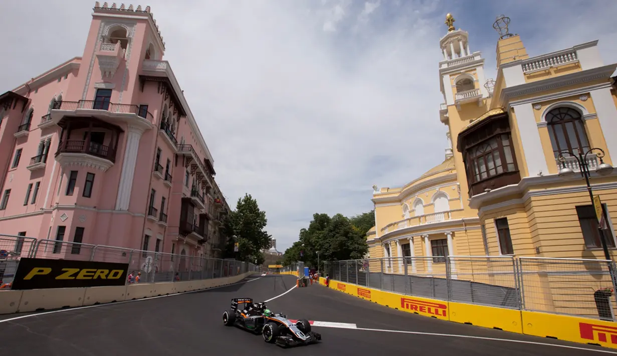 F1 GP Baku ini diselenggarakan di jalan raya kota Baku, Azerbaijan, yang disulap jadi sebuah sirkuit. Minggu (19/6/2016). (EPA/Valdrin Xhemaj)
