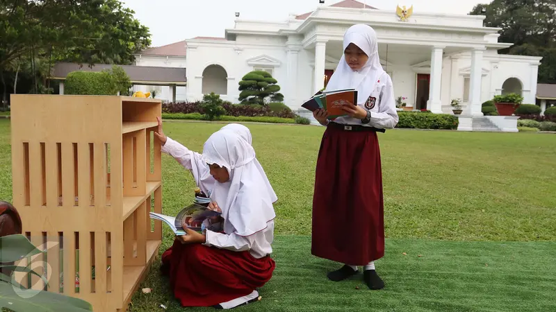 Keriuhan Pelajar Ketika Membaca di Halaman Istana