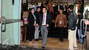Ketua Komite Pemilihan PSSI, Agum Gumelar (tengah) bersiap memasuki ruang Kongres di Jakarta, Kamis (10/11). Kongres untuk memilih Ketua dan Wakil Ketua serta Anggota Komite Eksekutif PSSI periode 2016-2020. (Liputan6.com/Helmi Fithriansyah)