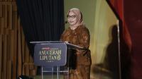 Guru Besar UGM Prof. Dr. Rr. Siti Murtiningsih, S.S., M.Hum, berpidato dalam acara Anugerah Liputan6 2025, Kamis (16/10/2025) di SCTV Tower Jakarta. Liputan6.com/Helmi Fithriansyah