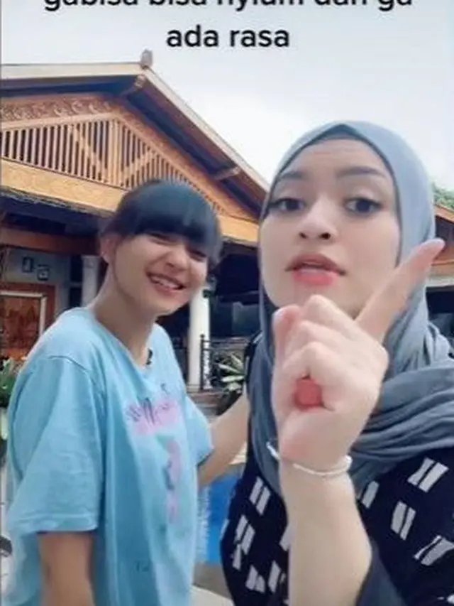 Diduga Jadi Orang Ketiga, Ini 6 Potret Kebersamaan Riesca Rossianna dan Nathalie Holscher