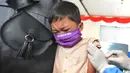 Siswa kelas 1 mendapatkan suntikan vaksin tetanus difteri (TD) di SDI Al Hidayah, Cinere, Depok, Jumat (20/11/2020). Program imunisasi kepada pelajar di Kota Depok terus berjalan guna menjaga kesehatan anak dan meningkatkan imunitas tubuh di masa pandemi COVID-19. (merdeka.com/Arie Basuki)