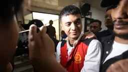 Vadel Badjideh divonis hukuman sembilan tahun penjara dan denda Rp 1 miliar subsider tiga bulan kurungan. Vonis ini lebih rendah dari tuntutan Jaksa Penuntut Umum (JPU). Sebelumnya, JPU menuntut Vadel Badjideh dengan hukuman 12 tahun dan denda Rp 1 miliar subsider enam bulan kurungan. (Kapanlagi.com/Budy Santoso)