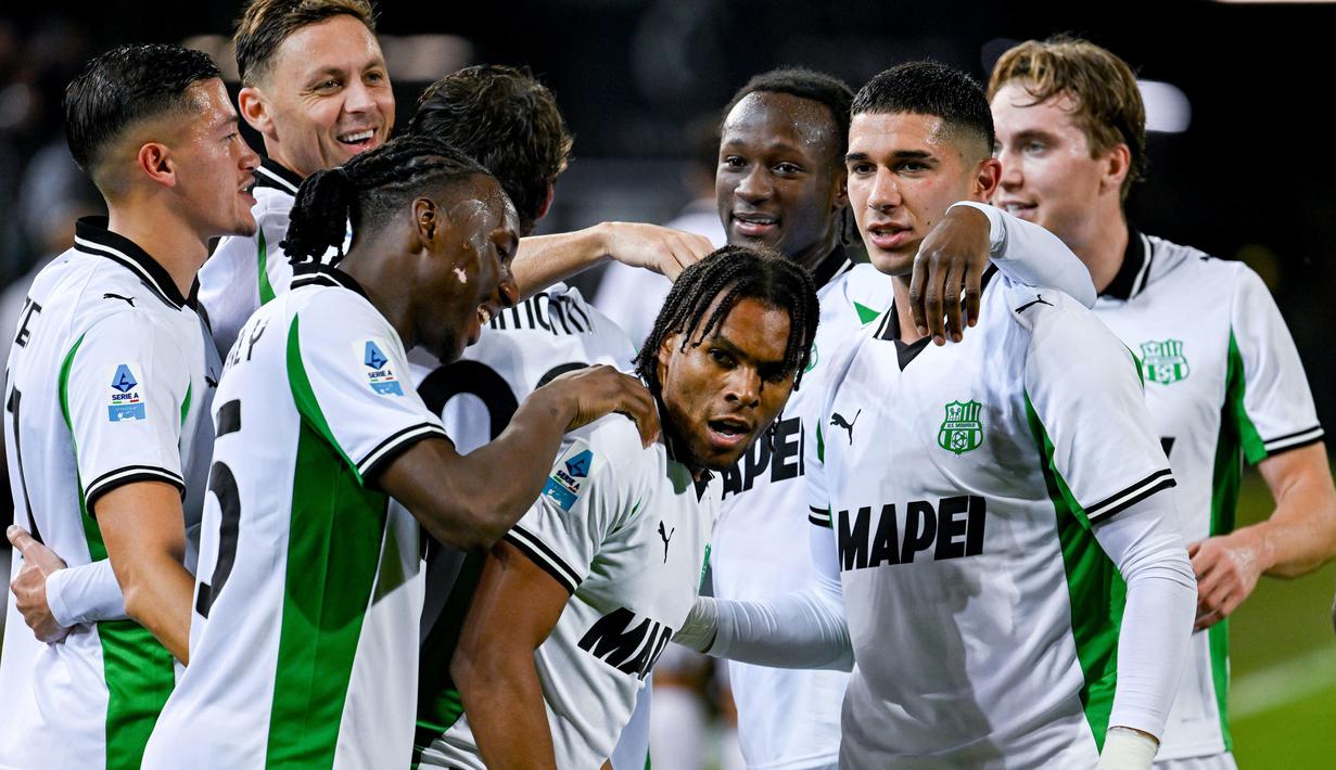 Para pemain Sassuolo merayakan gol yang dicetak oleh Armand Lauriente ke gawang Cagliari di Stadion Unipol Domus, Jumat (31/10/2025) dini hari WIB. (Gianluca Zuddas/LaPresse via AP)