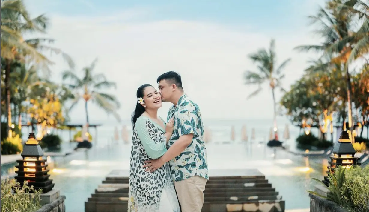 Menghadirkan dress musim panas yang mewah dan dramatis, Kahiyang Ayu mempercayakan penampilannya pada gaun rancangan Arturro Bali. [Foto: Instagram/ Kahiyang ayu]