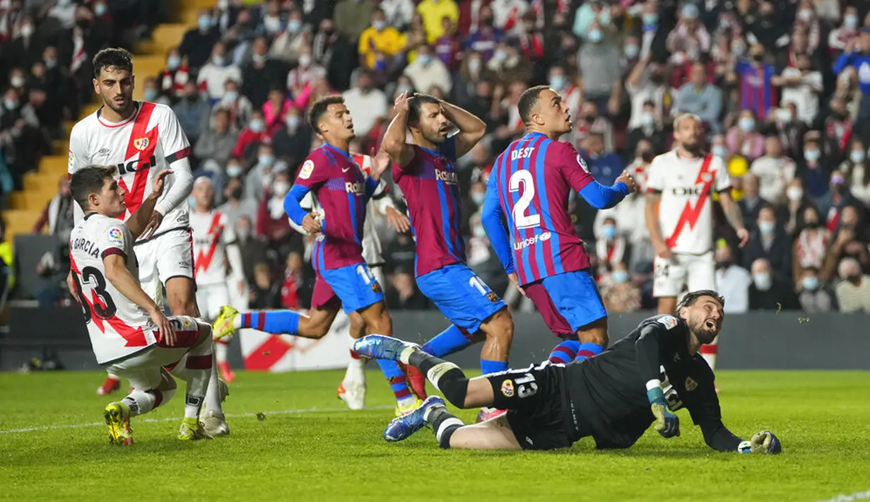 Pemain Barcelona Sergio Aguero (kedua kanan) dan pemain Philippe Coutinho (tengah) bereaksi setelah rekan setimnya Sergino Desta melewatkan peluang mencetak gol pada pertandingan La Liga Spanyol di Stadion Vallecas, Madrid, Spanyol, 27 Oktober 2021. Barcelona kalah 0-1. (AP Photo/Manu Fernandez)
