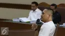 Saipul Jamil mendengarkan hakim ketua saat menjalani sidang di Pengadilan Tipikor, Jakarta, Senin (19/9). Saipul Jamil menjadi saksi terkait kasus suap panitera pengganti Pengadilan Negeri Jakarta Utara. (Liputan6.com/Helmi Afandi)