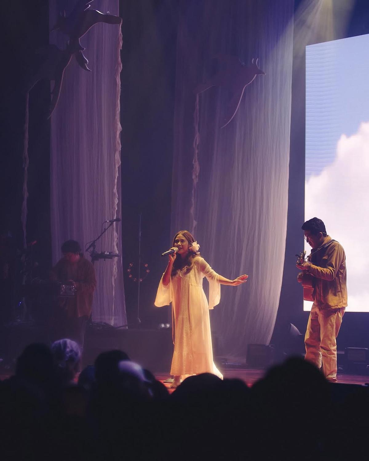 Potret Nadin Amizah Bahagia Jadi Pembuka Konser Aurora, Sempat Mengira Penipuan