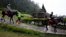 Wisatawan menaiki kuda saat berkunjung ke Candi Gedong Songo, kompleks percandian peninggalan Hindu di lereng Gunung Ungaran, Bandungan, Kab. Semarang, Jawa Tengah, Senin (18/12). (Liputan6.com/Johan Tallo)