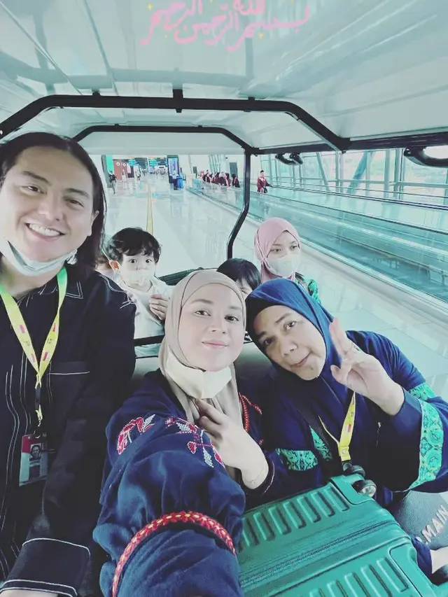 7 Potret Cut Meyriska dan Roger Danuarta Jalani Umrah Bersama Buah Hati