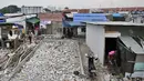 Aktivitas warga korban penggusuran yang masih bertahan di atas puing bangunan Kampung Akuarium, Jakarta, Kamis (16/3). Di sana, mereka membangun rumah bedeng sembari merancang konsep kampung susun sesuai kebutuhan mereka. (Liputan6.com/Yoppy Renato)