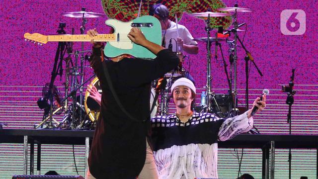 Aksi Enerjik Sheila on 7 saat Konser di Jakarta