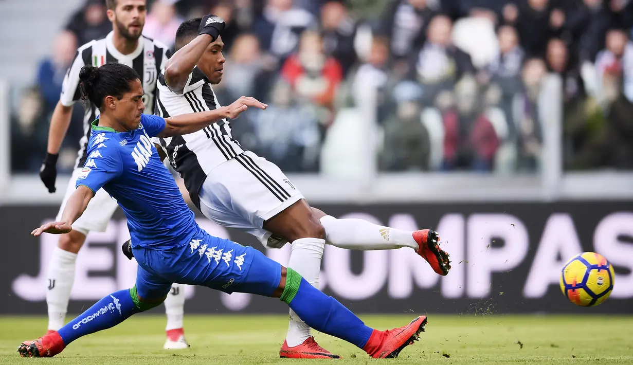 Sepakan Alex Sandro (kanan) berbuah gol ke gawang Sassuolo pada lanjutan Serie A di Allianz Stadium, Turin (4/2/2018). Juventus menang 7-0. (AFP/Marco Bertorello)