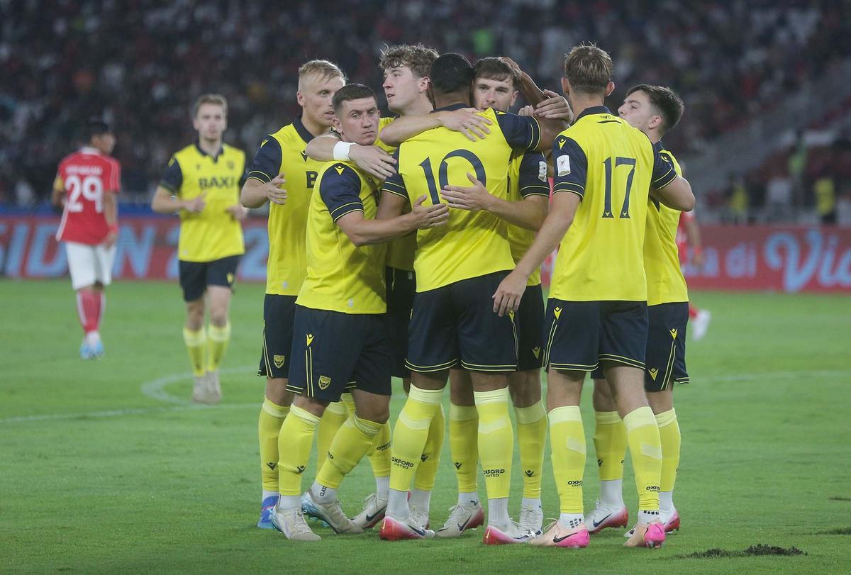 FOTO: Hujan Gol di SUGBK: Oxford United Libas Indonesia All Star 3-6 di  Laga Perdana Piala Presiden 2025