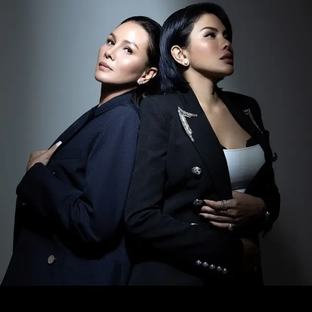 Potret Kedekatan Nikita Mirzani dan Fitri Salhuteru