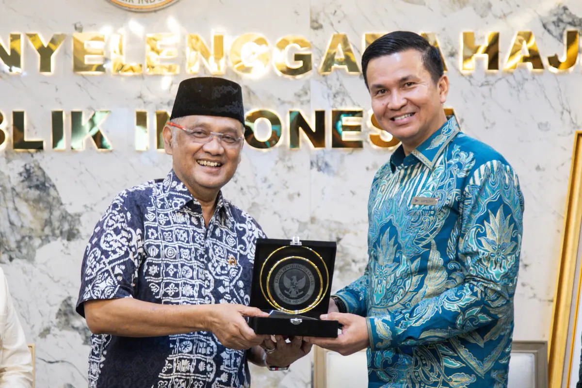 Direktur Utama Garuda Indonesia, Wamildan Tsani bertemu Menteri Haji dan Umrah, KH Mochamad Irfan Yusuf Hasyim (Istimewa)
