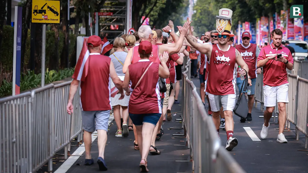 Foto: Pernak-pernik Unik Suporter Latvia pada Laga Perdana Piala Dunia FIBA 2023 di Indonesia