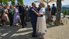 Presiden Rusia, Vladimir Putin berdansa dengan Menteri Luar Negeri Austria, Karin Kneissl pada pesta pernikahan sang Menlu dengan pengusaha Wolfgang Meilinger di Gamlitz, Austria selatan, Sabtu (18/8). (Alexei Druzhinin, Sputnik, Kremlin Pool via AP)