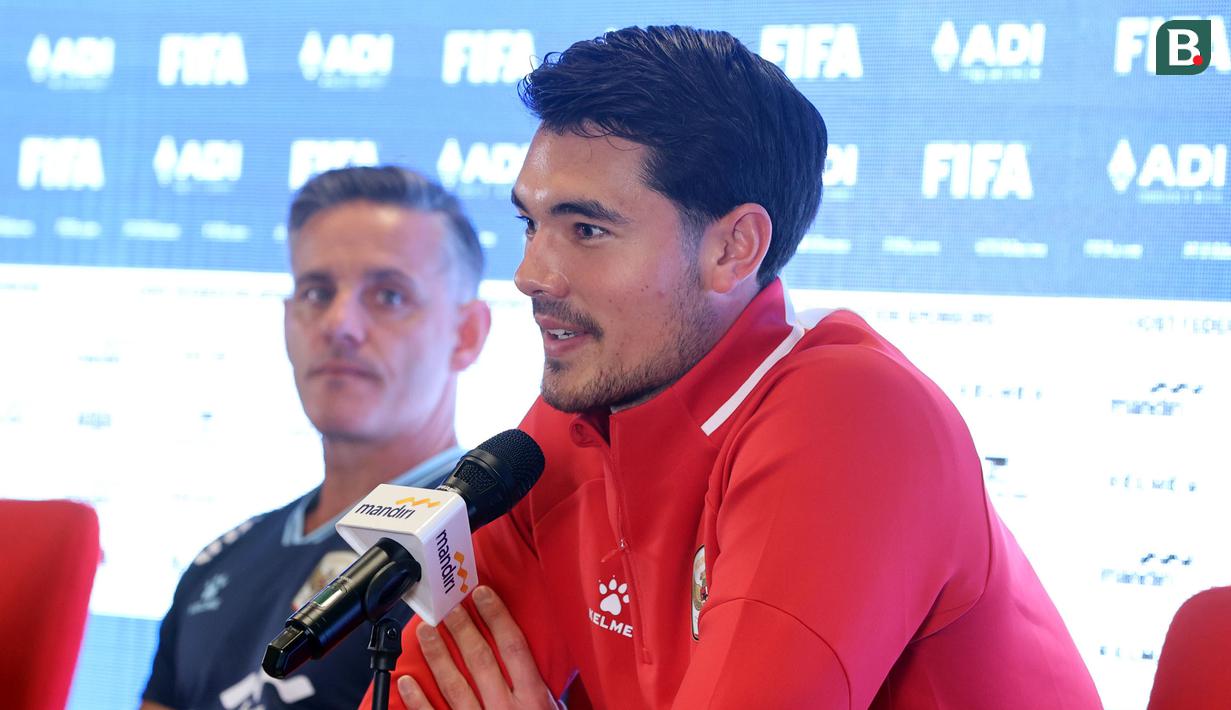 Pemain Timnas Indonesia, Elkan Baggott memberikan keterangan dalam konferensi pers menjelang FIFA Series melawan St Kitts and Navis di Stadion Utama Gelora Bung Karno (SUGBK), Senayan, Jakarta, Kamis (26/03/2026). (Bola.com/M Iqbal Ichsan)