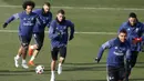 Para pemain Real Madrid melakukan latihan perdana di tahun 2017. Skuat Los Blancos kembali berlatih setelah sebelumnya mendapatkan libur akhir tahun. (EPA/Chema Moya)