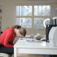 1 dari 3 karyawan mengalami burnout atau kelelahan yang berdampak pada hasil pekerjaan yang tidak maksimal. Credits: pexels.com by Andrea Piacquadio