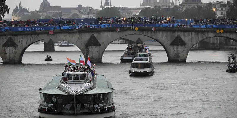 Defile kontingen Indonesia di atas kapal saat pembukaan Olimpiade Paris 2024