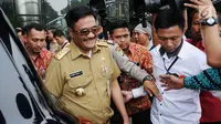 Gubernur DKI Jakarta Djarot Saiful Hidayat saat meninggalkan gedung KPK, Jakarta, Senin (25/9). Kedatangan Djarot untuk menandatangani nota kesepahaman (MoU) terkait pajak dan retribusi bersama KPK. (Liputan6.com/Helmi Fithriansyah)