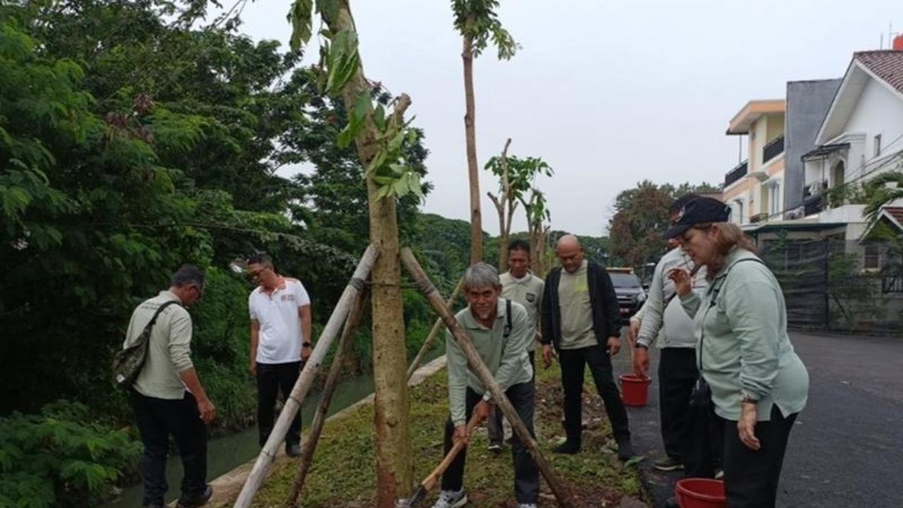 Sudin Tamhut Jakbar Gencarkan Penghijauan Jakarta Barat di Kalideres