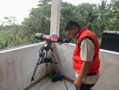 Gubernur Banten Andra Soni mengamati aktivitas Gunung Anak Krakatau melalui  alat teleskop di Pos Pemantau Gunung Anak Krakatau di Pasauran, Kabupaten Serang, Banten, Minggu, 6 September 2026. (KLY/Arie Basuki)