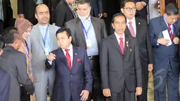 Presiden Joko Widodo dan Ketua DPR Setya Novanto bersama para delegasi negara-negara di Asia Afrika bersiap untuk berfoto bersama usai melakukan pembukaan di Gedung DPR RI, Jakarta, Kamis (23/4/2015). (Liputan6.com/Helmi Afandi)