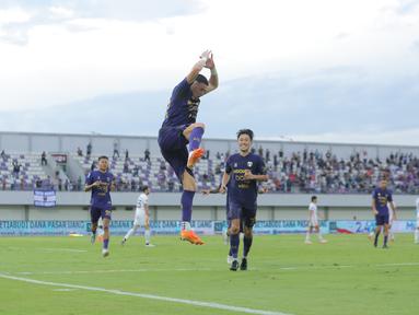 Pemain Persita, Andrejic Aleksa melakukan selebrasi setelah mencetak gol ke gawang Borneo FC dalam laga BRI Super League 2025/2026 di Indomilk Arena, Tangerang, Banten, Jumat (09/01/2026). (Bola.com/Bagaskara Lazuardi)