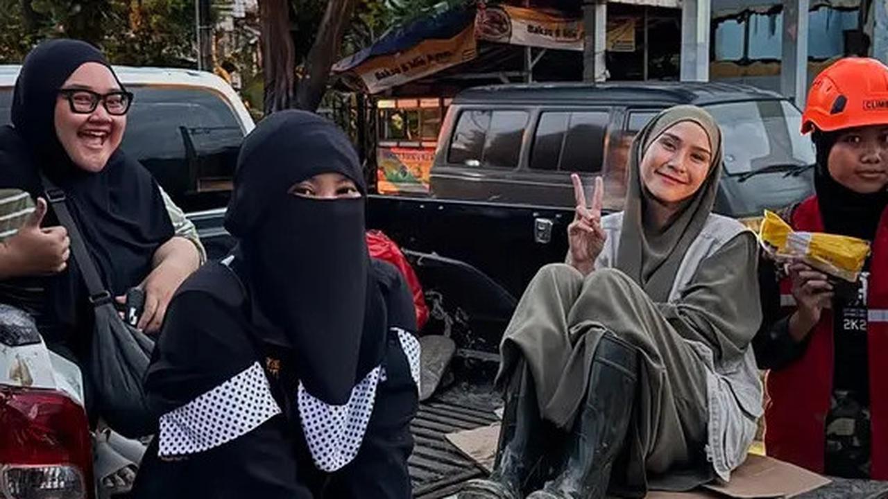 Aksi Zaskia Adya Mecca Bantu Korban Banjir Bogor, Sampai Rela Naik Pikap Demi Beri Bantuan