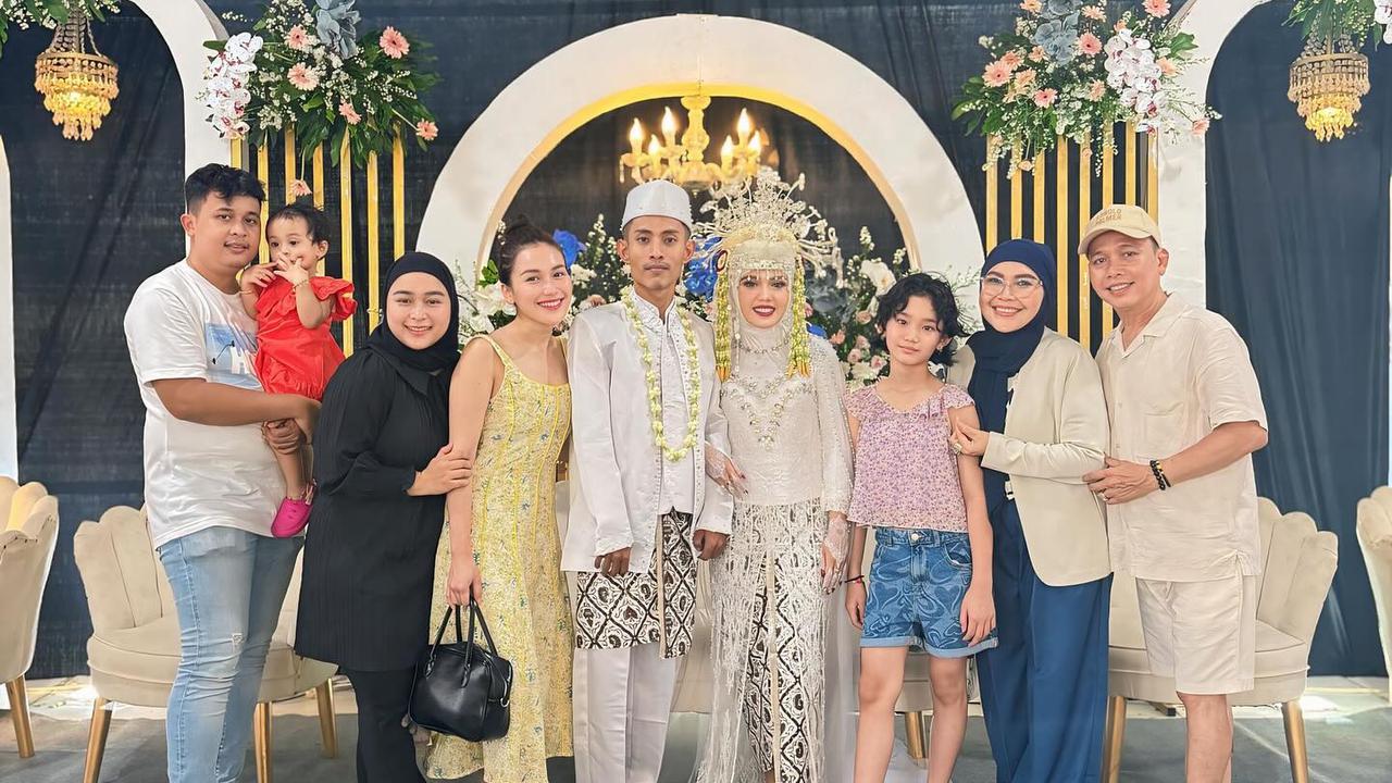 Tak Hanya Ayu Ting Ting, Begini Penampilan Keluarganya yang Juga Ikut Disorot Saat Hadir ke Pernikahan Asisten